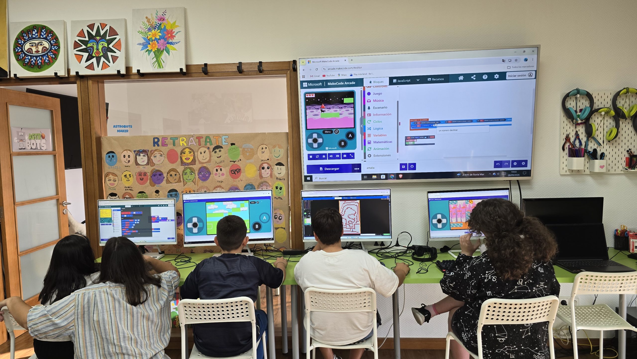 Alumnos de Astrobots programando videojuegos y proyectos tecnológicos en clase